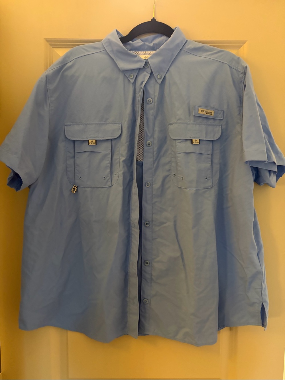 Columbia Men’s Light Blue Short Sleeve Button-Down Fishing Shirt
